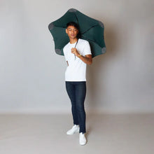 Compact, convenient & collapsible, the BLUNT Metro umbrella is perfect. With 100cm coverage, the Metro is perfectly sized to give you coverage while not taking up too much street space. Rosies Gifts, Mosgiel, Dunedin for quality birthday, wedding, anniversary gifts.