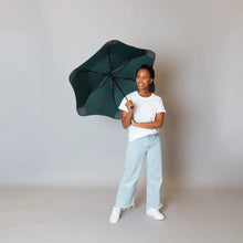 Compact, convenient & collapsible, the BLUNT Metro umbrella is perfect. With 100cm coverage, the Metro is perfectly sized to give you coverage while not taking up too much street space. Rosies Gifts, Mosgiel, Dunedin for quality birthday, wedding, anniversary gifts.