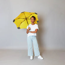 Compact, convenient & collapsible, the BLUNT Metro umbrella is perfect. With 100cm coverage, the Metro is perfectly sized to give you coverage while not taking up too much street space. Rosies Gifts, Mosgiel, Dunedin for quality birthday, wedding, anniversary gifts.