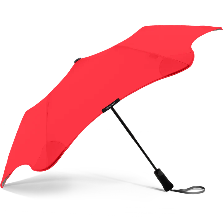 Compact, convenient & collapsible, the BLUNT Metro umbrella is perfect. With 100cm coverage, the Metro is perfectly sized to give you coverage while not taking up too much street space. Rosies Gifts, Mosgiel, Dunedin for quality birthday, wedding, anniversary gifts.