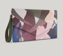 FLOX | Ahi Clutch
A seamless blend of sophistication and versatility, the Ahi Clutch is designed for those who move effortlessly between work and play. Crafted to house your 13” laptop or iPad with ease, this sleek luxury piece transitions from business meetings to evening socials with understated elegance.