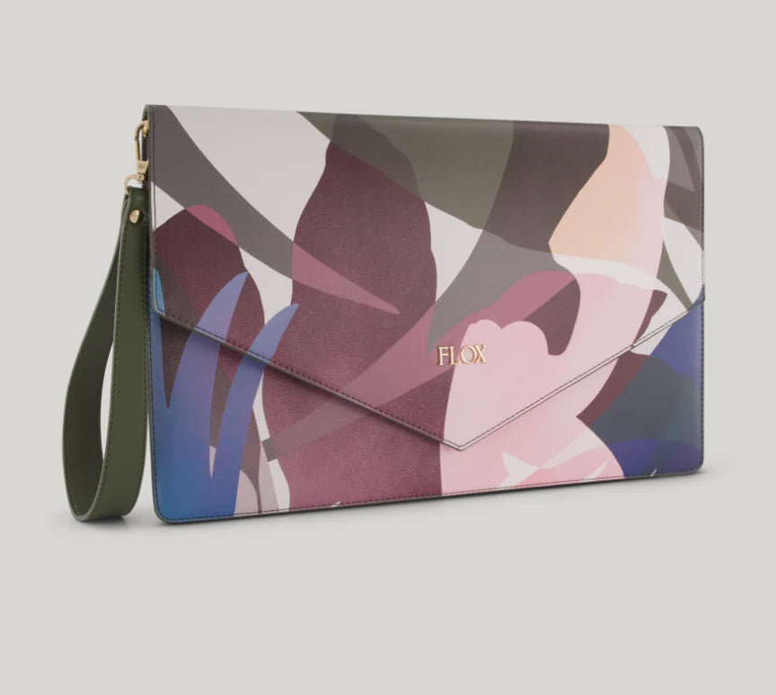 FLOX | Ahi Clutch
A seamless blend of sophistication and versatility, the Ahi Clutch is designed for those who move effortlessly between work and play. Crafted to house your 13” laptop or iPad with ease, this sleek luxury piece transitions from business meetings to evening socials with understated elegance.