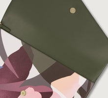 FLOX | Ahi Clutch
A seamless blend of sophistication and versatility, the Ahi Clutch is designed for those who move effortlessly between work and play. Crafted to house your 13” laptop or iPad with ease, this sleek luxury piece transitions from business meetings to evening socials with understated elegance.