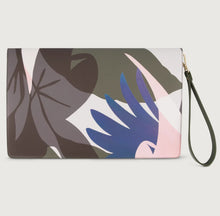 FLOX | Ahi Clutch
A seamless blend of sophistication and versatility, the Ahi Clutch is designed for those who move effortlessly between work and play. Crafted to house your 13” laptop or iPad with ease, this sleek luxury piece transitions from business meetings to evening socials with understated elegance.
