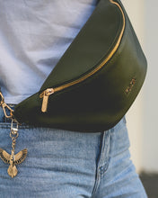 AHI Belt Bag Designed in textured vegan leather with a stunning interior satin lining featuring FLOX's distinctive artwork. This bag comes with two interchangeable straps and is inspired by the rich earthy tones of our land. 