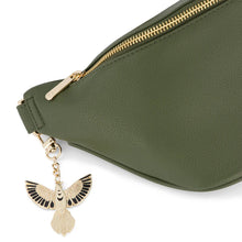 AHI Belt Bag Designed in textured vegan leather with a stunning interior satin lining featuring FLOX's distinctive artwork. This bag comes with two interchangeable straps and is inspired by the rich earthy tones of our land. 