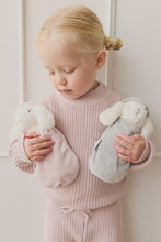 Snuggle Bunnies - Sleeping Penelope Height: Bag on: 23cmBag off: 20cm Sleeping Penelope is a tired bunny who loves having sleepovers with her friends. She loves listening to bed time stories and drinking yummy milkshakes, but hates having to make her bed! 