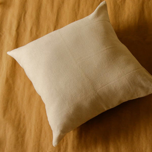 AKIIKO - GRID COTTON CLASSIC CUSHION (INCLUDES FEATHER INNER) THE GRID COTTON CLASSIC CUSHION COVER IS A TIMELESS AND ELEGANT ADDITION TO YOUR HOME DECOR. MADE FROM HIGH-QUALITY COTTON.